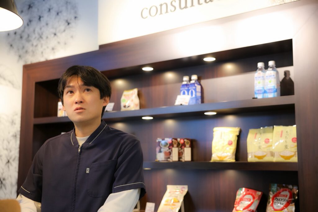 仕事中の山田さんと同僚